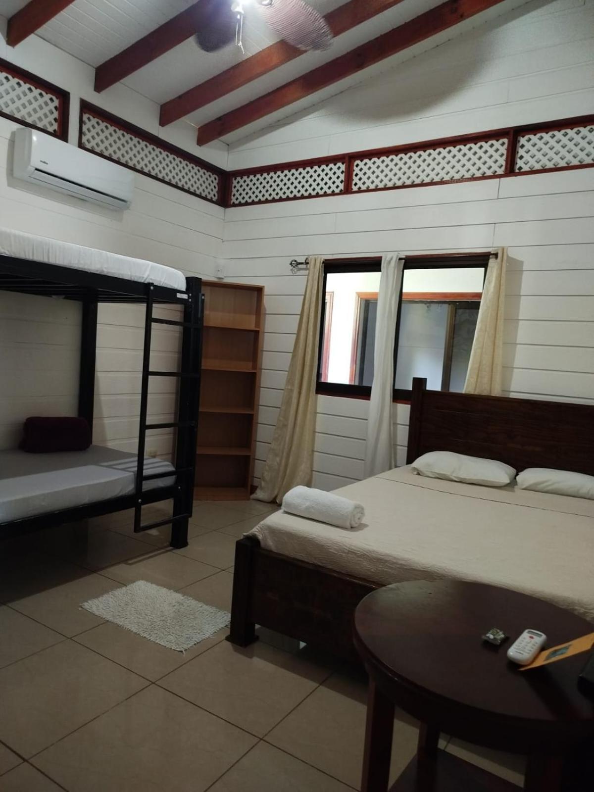 Hotel Liah'S Tortuguero Exteriör bild